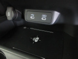対応のスマートフォンを置くだけで充電が可能なワイヤレス充電器を装備しています♪