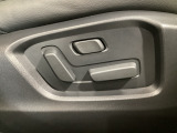 運転席にはパワーシートを装備!シート位置を記憶するメモリー機能付きなのでご夫婦で2名分セットすると便利です♪