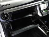 車検証などの収納に便利なグローブボックスです。
