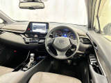 運転席まわりです。 各操作スイッチは使いやすい位置に配置されてます。