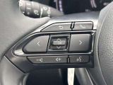 【クルーズコントロール】アクセル操作なしで一定速度を保つ機能。先行車との距離を自動調整する追従型が主流で、高速走行時の疲労を劇的に軽減します。長距離移動が多いお客様への商談では必須の快適装備です。