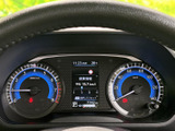 視認性の高いメータークラスターが、運転に必要な情報を分かりやすく表示します。燃費情報も確認でき、エコドライブにも貢献。