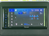 見やすいオーディオ画面は、運転中の操作も安全に行えます。ラジオや音楽を楽しみながらドライブを彩ります。