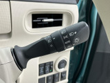 操作しやすい位置に配置され、スムーズなウインカー操作を可能にします。安全確認を怠らず、周囲への注意喚起をしっかり行えます。