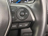 前方の車との車間を設定し、スピードを上げたり緩めたりを自動で行ってくれる追尾式の「レーダークルーズ」。上級装備の一つです!高級車にしかつかない嬉しい機能です。