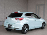 斜め後ろからのラインはコンパクトカーと思えないほどの躍動感が魅力的なMAZDA2です。