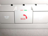 SOSコールは急病時やあおり運転被害などの危険を感じた時スイッチを押すと専門のオペレータに繋がって警察や消防への連携をサポートしてくれます。万が一の事故発生時にはエアバッグ展開と連動して自動通報します。