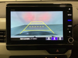 バックでの車庫入れも安心です! リアカメラが付いているバックモニター付のナビを装備しております。操作線もついており距離感も画面から確認できます。