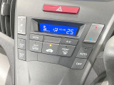 【オートエアコン】一度お好みの温度に設定すれば、車内の温度を検知し風量や温度を自動で調整。暑い&hellip;寒い&hellip;と何度もスイッチ操作をする必要はありません。快適な車内空間には必須の機能ですね♪