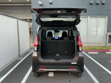 バックドアは大きく開きます。定員乗車時でも十分広いラゲッジスペースを確保しています