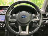 握りやすいステアリングは、運転操作を快適にします。操作スイッチも配置され、運転中でも直感的に操作できます。上質な素材感も魅力です。
