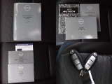 取扱説明書やメンテナンスノートです。スマートキーも2つ揃っております。