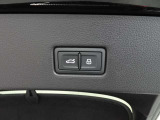 両手がふさがるほどの荷物があるとき、とても便利なオートマチックテールゲートが装備されております。
