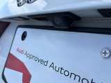 ●リアビューカメラ『入車経路を算出し、ガイドラインと補助線をディスプレイに表示します。同時にバンパーに内蔵のセンサーが障害物を感知し音で注意を促します。後方の死角も安心していただけます。』