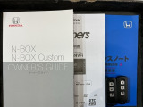 スマートキーは鍵をバッグに入れたままでもドアロックの開閉やエンジンのON・OFFができます。夜間や雨の日も鍵を探さなくて良いので便利です。