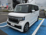 納車の前には、当社の整備工場でしっかり点検を行います。整備費用は車両価格に含まれます。