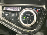 【オートエアコン】一度お好みの温度に設定すれば、車内の温度を検知し風量や温度を自動で調整。暑い&hellip;寒い&hellip;と何度もスイッチ操作をする必要はありません。快適な車内空間には必須の機能ですね♪