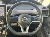 握りやすいステアリングは、運転操作をスムーズにします。操作性にも優れ、快適なドライビングをサポートします。