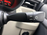 操作しやすい位置に配置されたウインカーレバーです。直感的に操作でき、安全運転をサポートします。