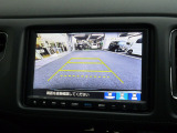 バックカメラの画像です。ガイドラインがスムースな車庫入れをサポートいたします。車庫入れの安心感がアップしますね。