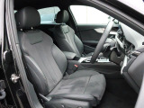 Audi車はどの車種も全てレザーハンドルです。そこにはAudiのこだわりがあり質感の高いレザーでしっかりと手に馴染み、高級感を演出します。