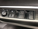 パワーウィンドウのスイッチです。 運転席にいながら助手席や後席の窓を開け閉めできるので、大変便利です。