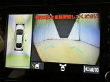 パノラミックビューモニターを装備。駐車場や交差点でクルマを真上から見るように周囲を確認できます。機能の詳細は販売店スタッフまでおたずねください。