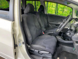 運転席シート廻りは使用感も少なく、良好な状態となっています。丁寧に使われていたことがよくわかりますね。後部座席も気になるようなキズ・汚れやへたり等、大きなダメージはなく、良好な状態です。
