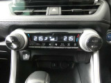 左右独立温度コントロールフルオートエアコンです。運転席、助手席それぞれで独立して温度設定ができます。冷え性の方が乗っても安心ですね♪
