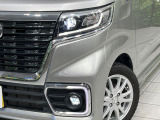【LEDヘッドライト】悪天候や夜間走行時も良好な視界を確保し安心して運転できる高輝度LEDヘッドライトを装備!点灯速度が早く、消費電力も抑えられています。