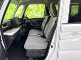 運転席からの視界は広く、運転操作もスムーズに行えます。日常使いからレジャーまで、幅広く活躍します。