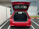 バックドアは大きく開きます。定員乗車時でも十分広いラゲッジスペースを確保しています