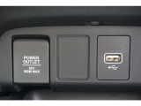 USBポートとシガーソケット装備されているので携帯電話やPCの充電に大活躍。複数同時に使用することができます。