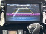 後方確認をサポートするカメラの映像が鮮明に表示されます。狭い道や駐車時も安全に運転をサポートしてくれます。