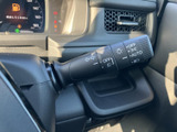 操作しやすいウインカーレバーで、安全な車線変更をサポートします。直感的に操作できる設計で、運転に集中できます。快適なドライビングを。
