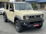 ドアバイザー装着済。 フィット感と安心の純正クオリティです。 「JIMNY NOMADE」のロゴがデザインされており、スモークグレーのアクリル製です。