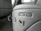 ゆっくりくつろげるシート位置へ電動で調整できるパワーシート装備のセカンドシートです。