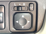 【電動格納ミラー】サイドミラーは電動格納式となっており、狭い駐車場でもキズがつくリスクを抑えられます。