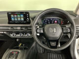 【ハンドル】運転にかかわる様々な操作を安全に行えるように視点移動が少なく操作性に配慮されたスイッチ類が凝縮されたコックピットです。
