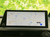 高精細な地図表示で、目的地までスムーズに案内します。渋滞情報もリアルタイムで確認でき、効率的なルート選択が可能です。
