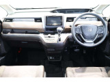 操作性に優れた運転席となります!小物入れや各ボタンの配置にこだわり、使いやすいです!座り心地もよく視認性も良好なのでロングドライブもお任せ下さい!