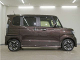 リアには左右スライドドアを採用。狭い駐車場でも開閉しやすく、強風の日でもドアが煽られにくくなっております。小さなお子さまやご年配の方も安心して乗り降りできます。