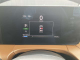 視認性の高いメーターで運転情報を的確に把握できます