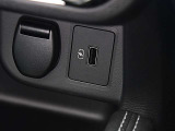 スマホの充電等に便利なUSBのソケットが付いています。