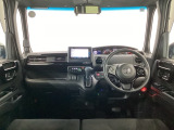 【前方視界】開放的な前方視界!運転がしやすく疲れにくいです♪窓が大きく、見通しがとっても良いおクルマですよ♪