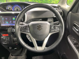 インテリアに合わせたデザインのステアリングは、運転される方のことも考え、運転しやすい形状、大きさです。是非一度、実際に触ってお確かめください。