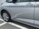 運転席からの視界は広く、運転操作もスムーズに行えます。安全運転をサポートする機能も充実しています。