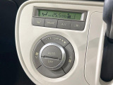 【オートエアコン】一度お好みの温度に設定すれば、車内の温度を検知し風量や温度を自動で調整。暑い&hellip;寒い&hellip;と何度もスイッチ操作をする必要はありません。快適な車内空間には必須の機能ですね♪
