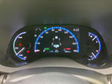 視認性の高いメーター類が、運転に必要な情報を分かりやすく表示します。速度、回転数、燃費など、運転状況を常に把握できます。