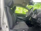 ゆったりと座れる運転席。視界が広く、操作性にも優れているので、運転に集中できます。快適なドライブを応援します。